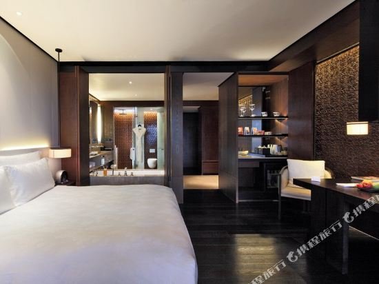 Фото Bay Breeze Hotel