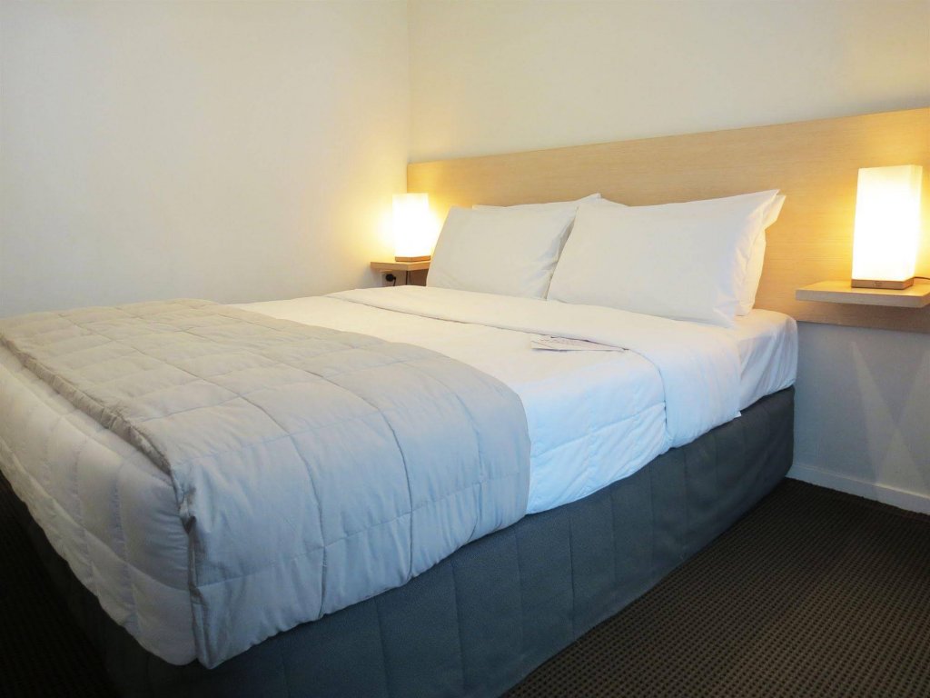 Фото Tetra Serviced Apartments by Castle