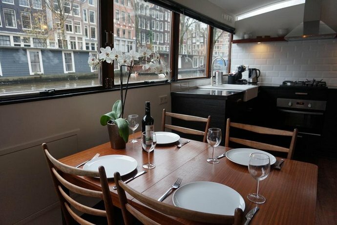 Гостиница Houseboat Rosa в Амстердаме