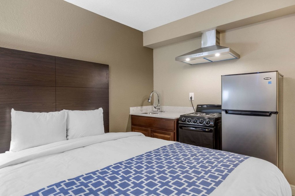 Фото Rodeway Inn & Suites