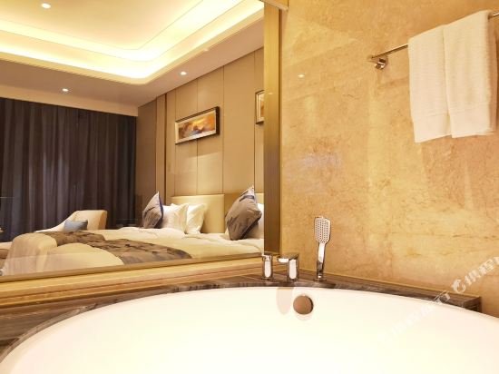 Фото Ramada Plaza Dongxing City Center