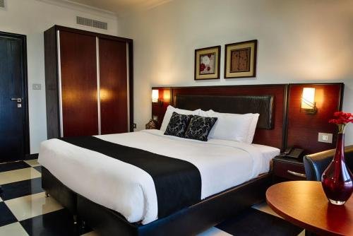 Фото Easy Inn Hotel Suites