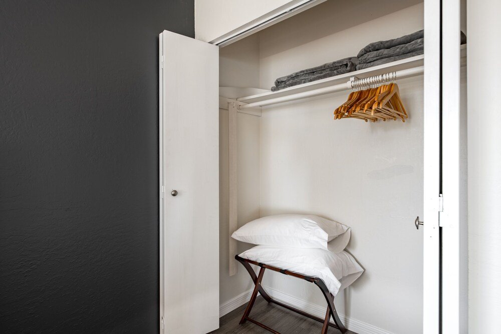 Фото Stylish 1br Apt Old Town by WanderJaunt