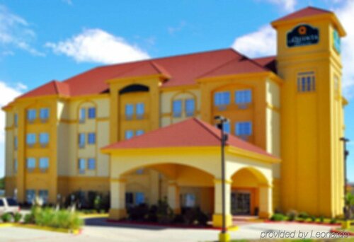 Гостиница La Quinta Inn & Suites by Wyndham Paris