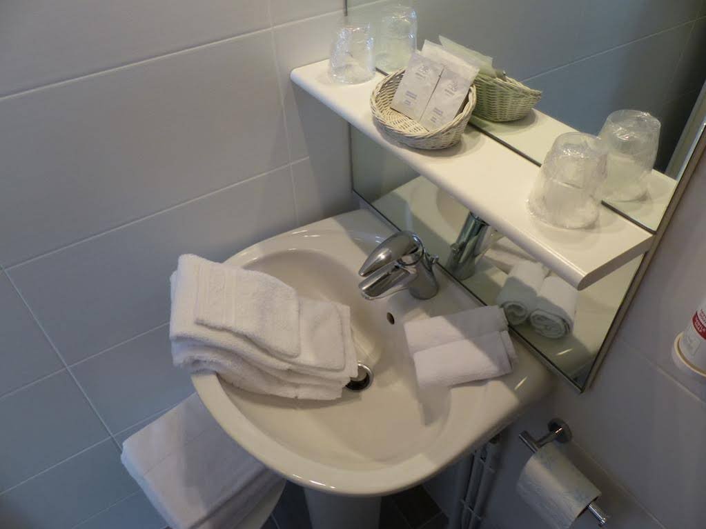 Фото Hôtel Les Remparts