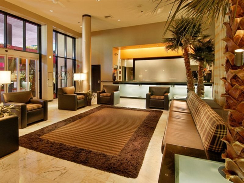 Фото Ramada Plaza by Wyndham West Hollywood Hotel & Suites