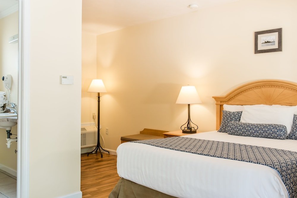 Фото Capt. 's Inn & Suites