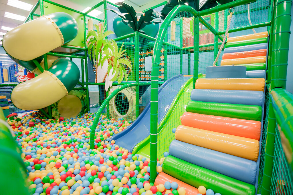 Первые фото с места массовой аварии: в разбитой иномарке погиб молодой человек /