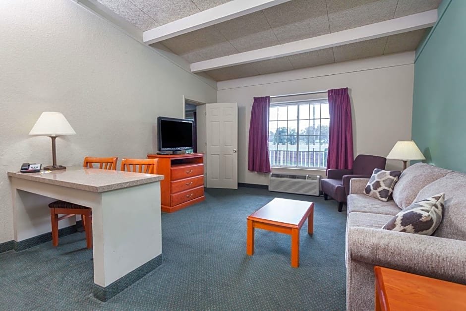 Фото Days Inn & Suites by Wyndham Lexington