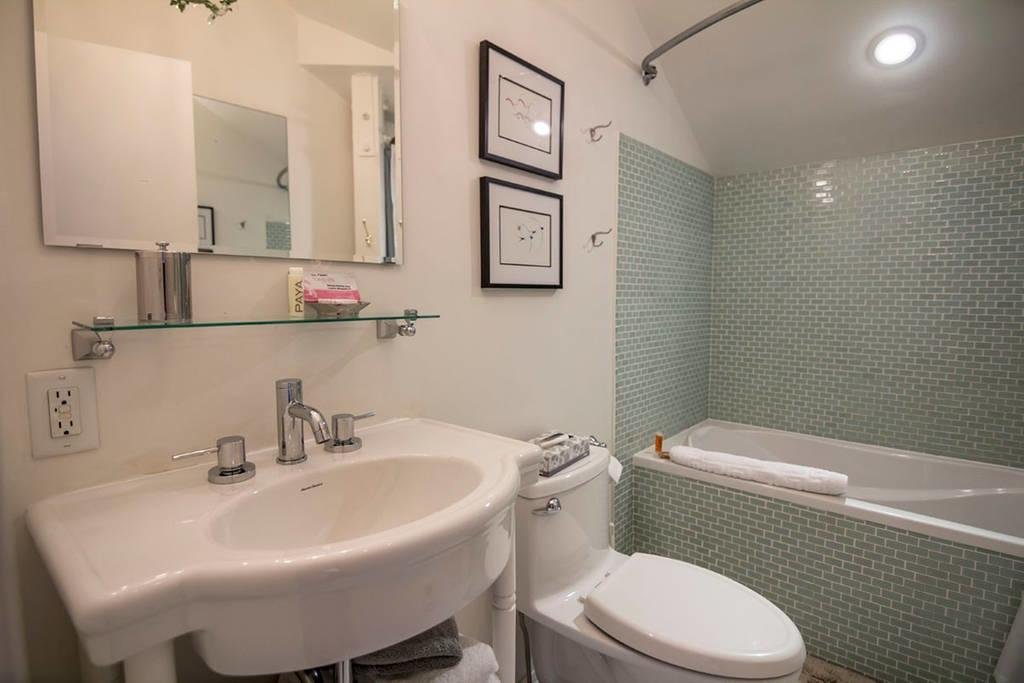 Фото Rainbow Suites by Whistler Retreats