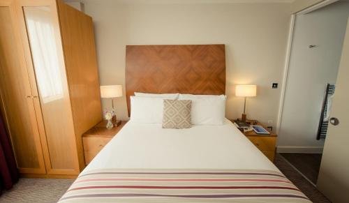 Фото Premier Suites Manchester