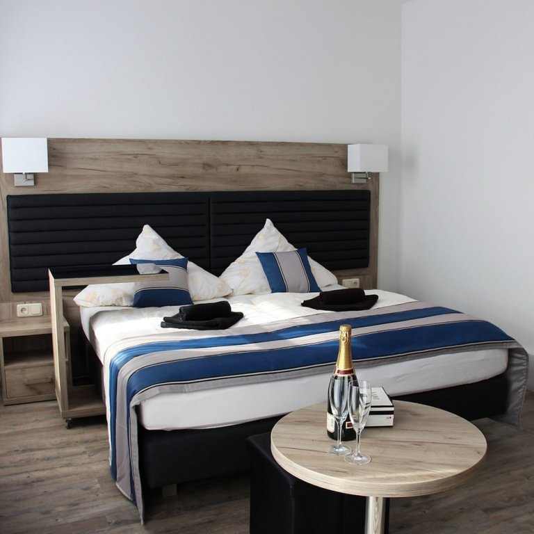 Фото Hotel Zum Halbmond