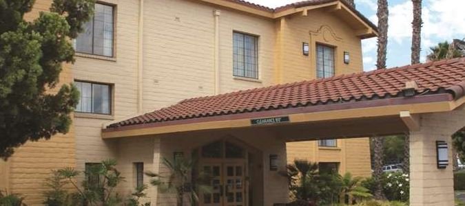 Фото Days Inn by Wyndham San Diego Vista