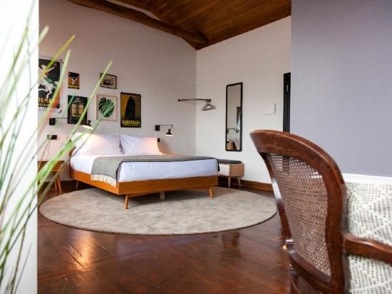 Фото The House of Sandeman Hostel & Suites