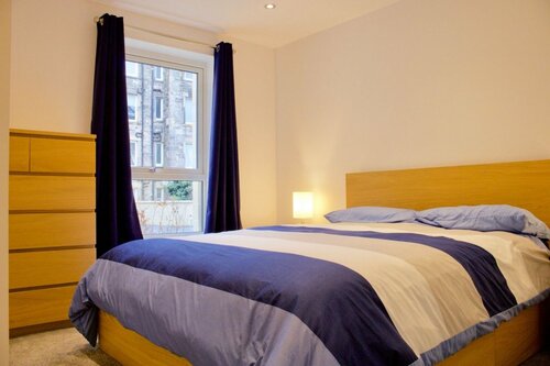 Гостиница Central and Spacious 2 Bedroom Flat With Garden в Эдинбурге