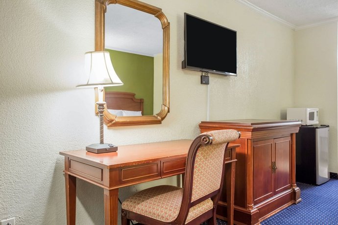 Фото Rodeway Inn & Suites Fort Jackson