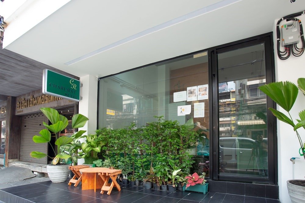 Фото Oyo 982 Charurat Suite