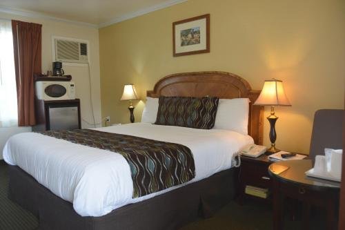 Фото Oasis Inn & Suites