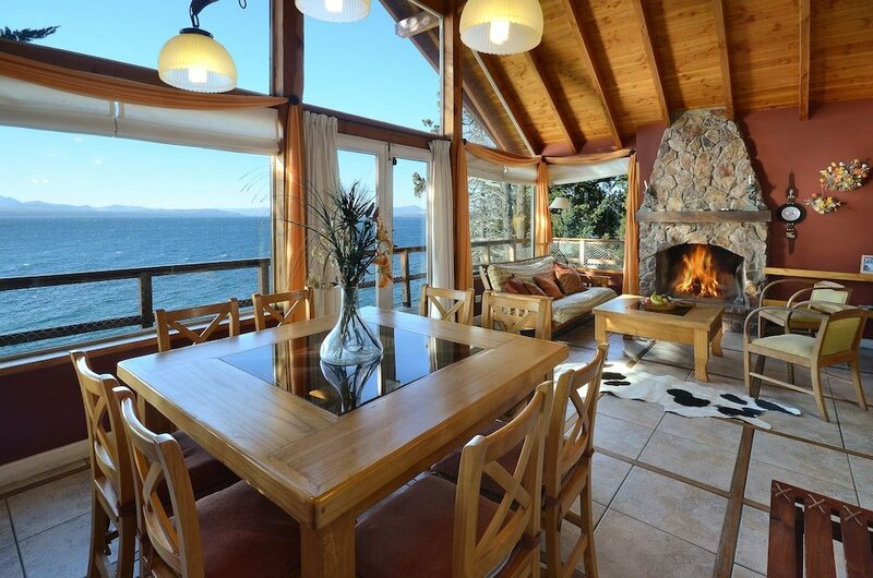 Гостиница Great 3 Bedroom Home on the Lake Shore H50