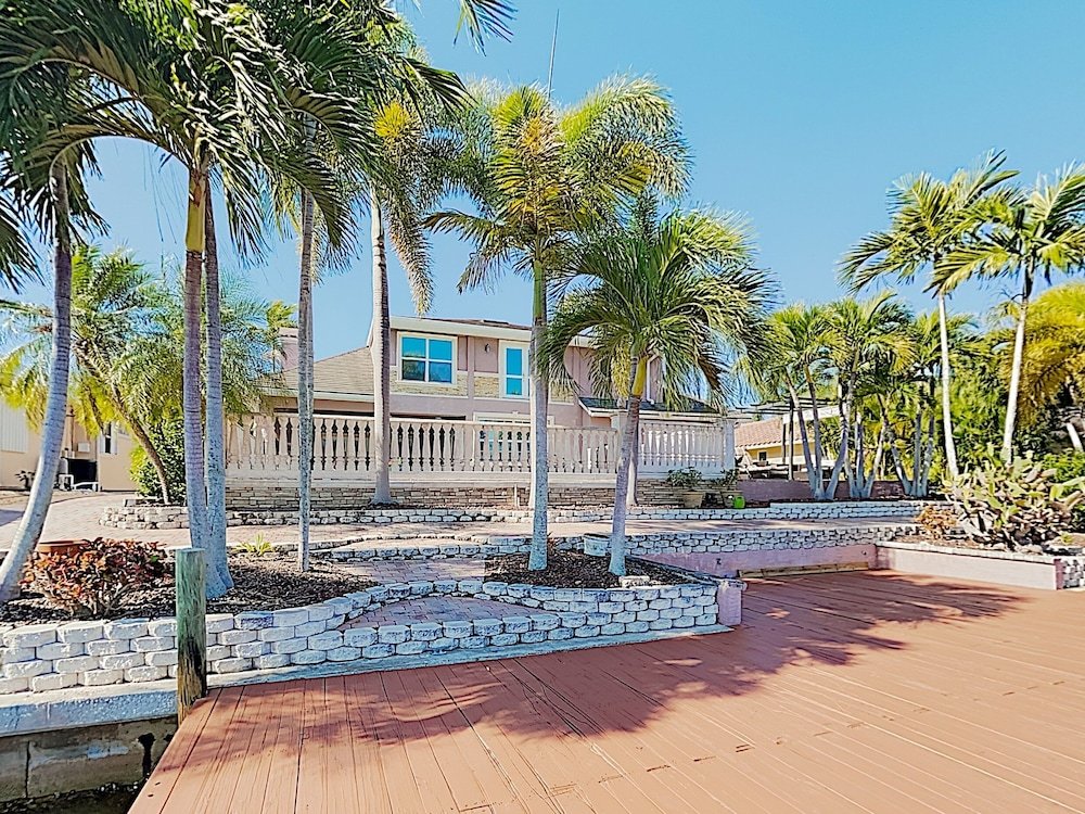 Фото New Listing! European-style On Canal W Pool 4 Bedroom Home