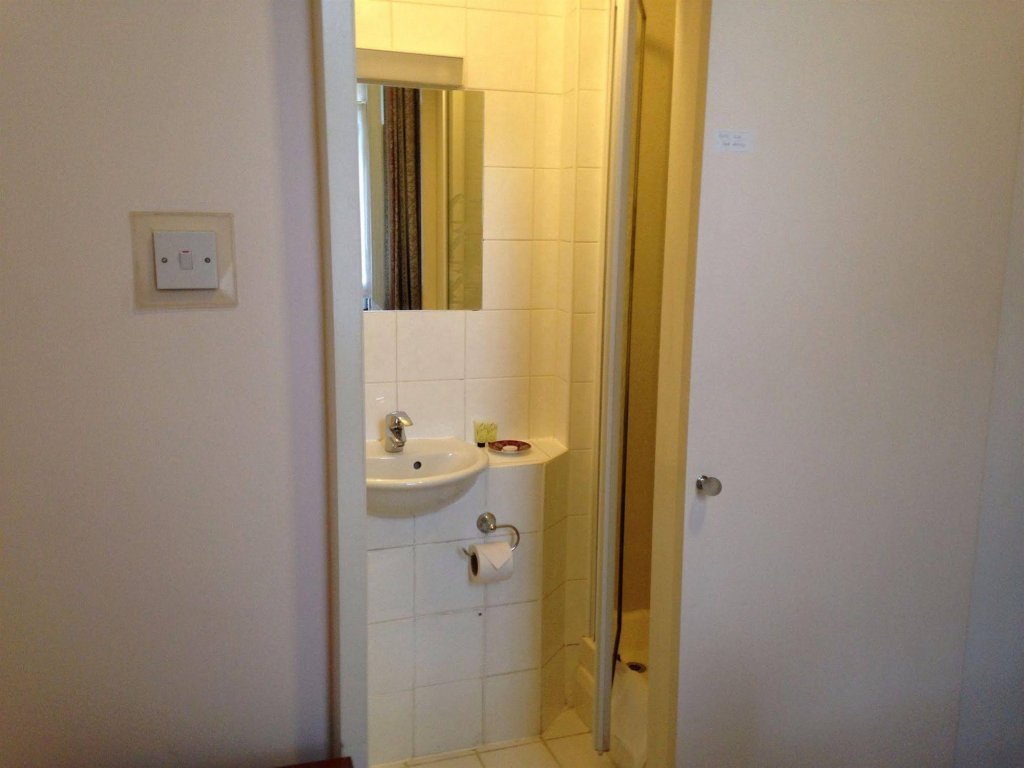 Фото Merlyn Court Hotel