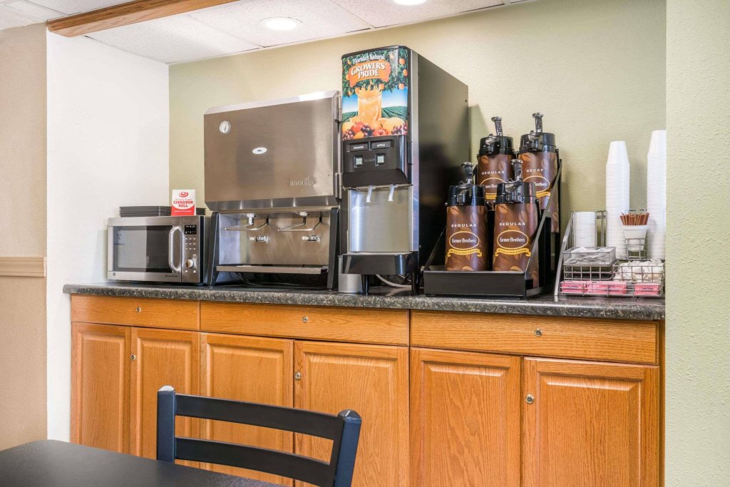 Фото Super 8 by Wyndham Bismarck