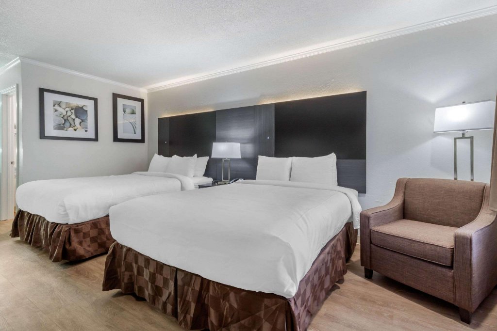 Фото Suburban Extended Stay Hotel at the University