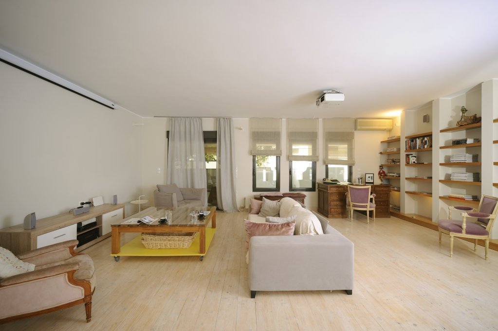 Фото Koukaki Garden Escape Child Friendly Apartment 