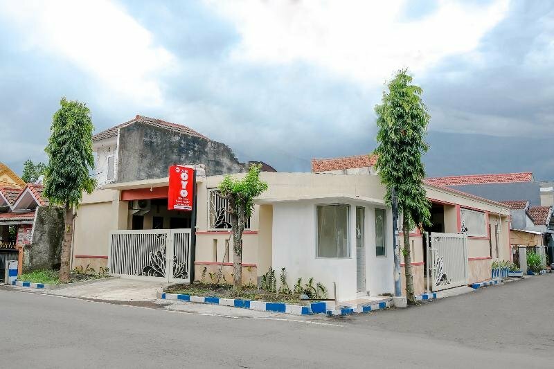 Hotel Oyo 2986 D and a Guesthouse Syariah And Rent Car, Malang, photo