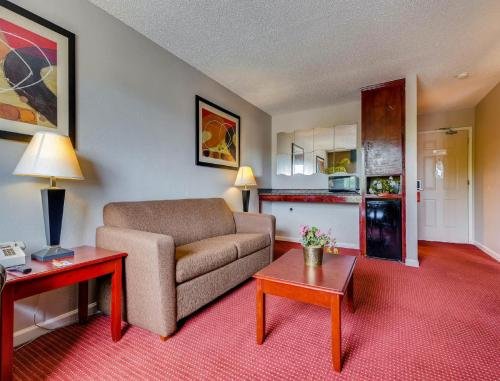 Фото Orangewood Inn & Suites Midtown