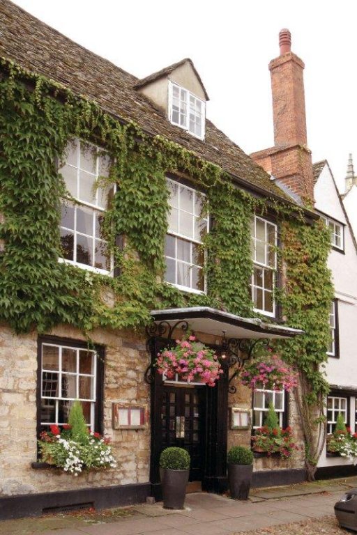 Фото Macdonald Bear Hotel