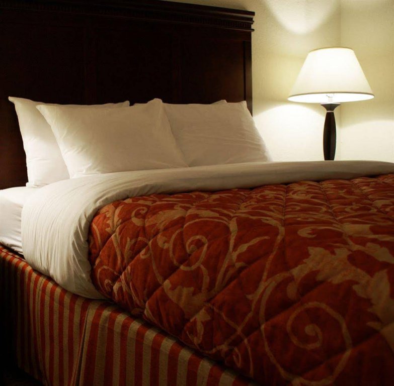 Фото HomeTowne Studios & Suites by Red Roof Columbia