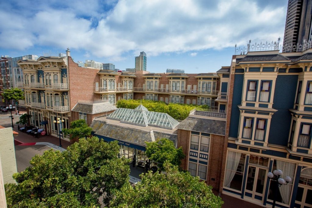 Фото The Horton Grand Hotel