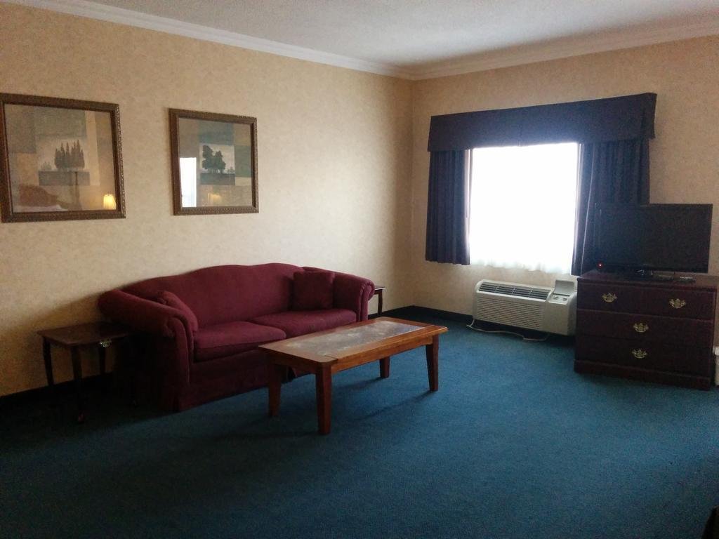 Фото Days Inn by Wyndham Toronto East Lakeview