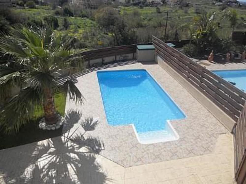 Фото 3 Bed Villa 10 Minutes Drive From Beautiful Beach
