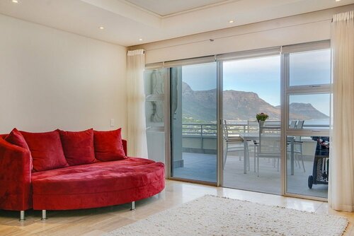 Гостиница Dunmore Blue - Two Bedroom Apartment, Sleeps 4 в Кейптауне
