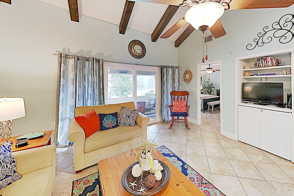 Фото Newly Remodeled W Pool - Steps To Beach! 2 Bedroom Condo