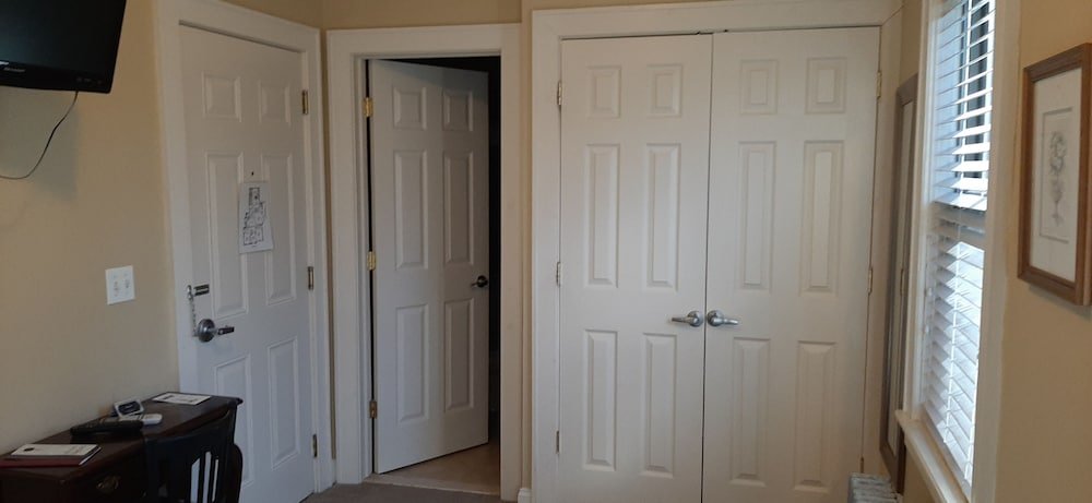 Фото The DeBary Inn