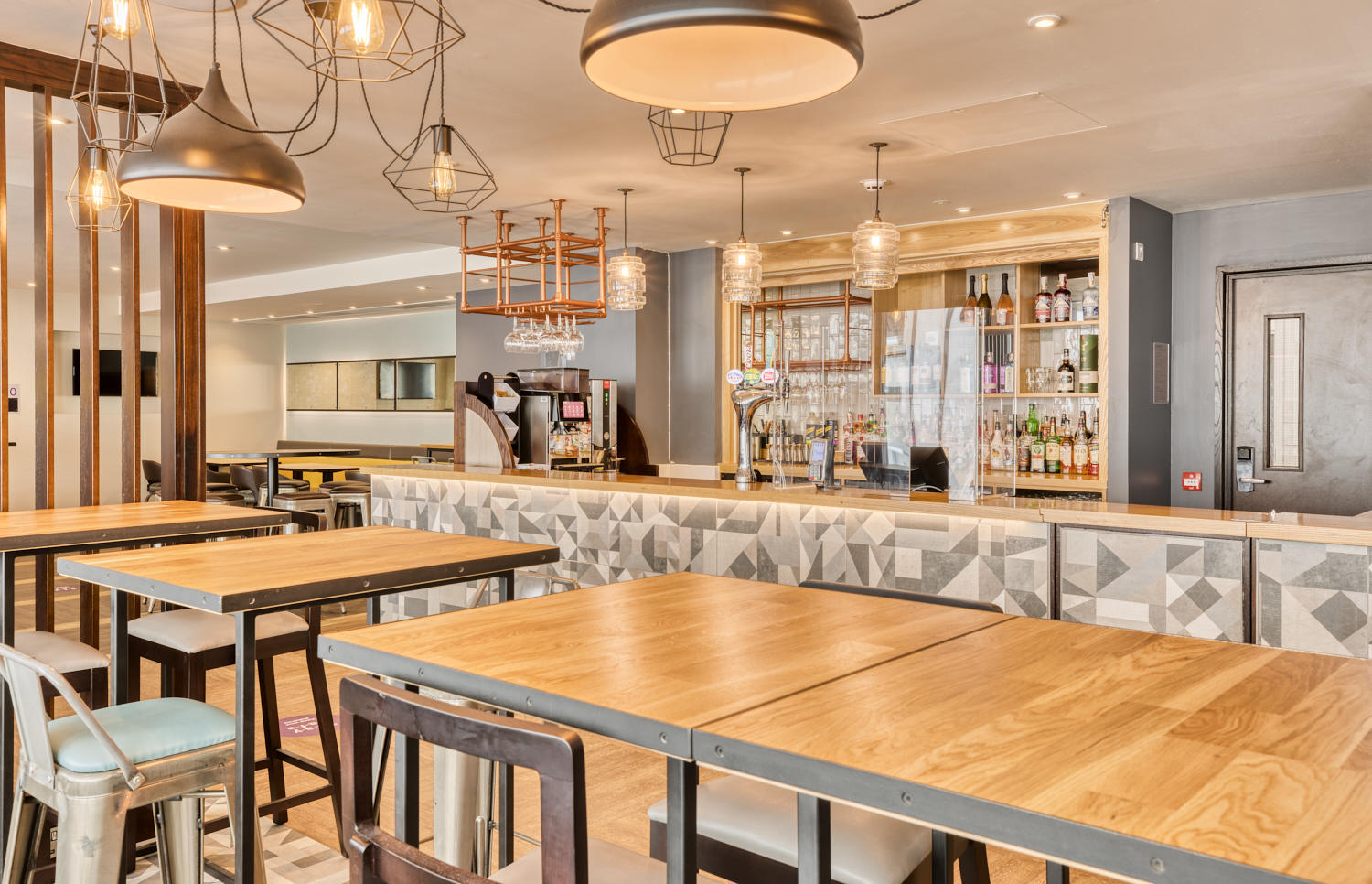 Фото Hub by Premier Inn Edinburgh City Centre