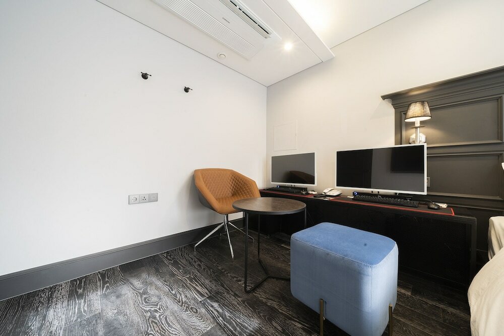 Фото The May Hotel