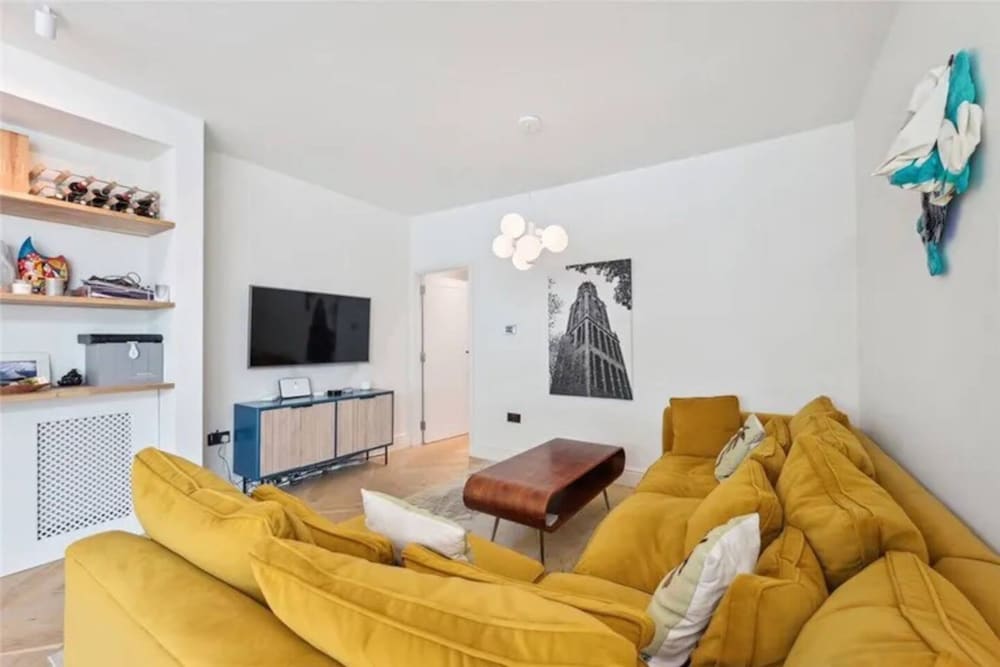 Фото Stylish and Spacious 3 Bedroom Garden Flat in Fulham