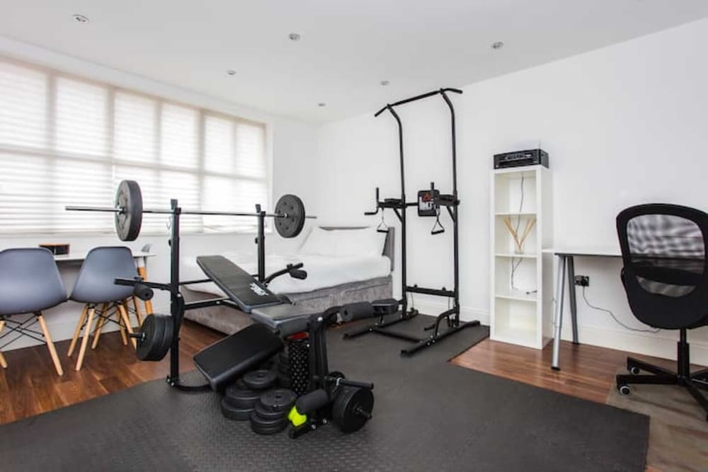 Фото Energised Apartment With Gym in Brent Park