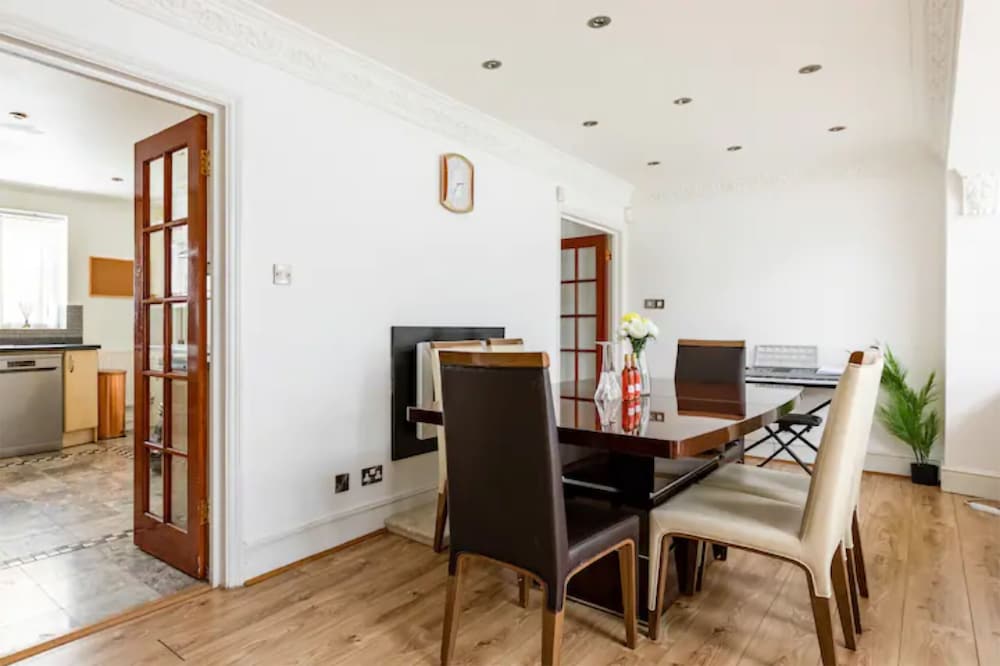 Фото Cosy 3 Bedroom House in Kingston