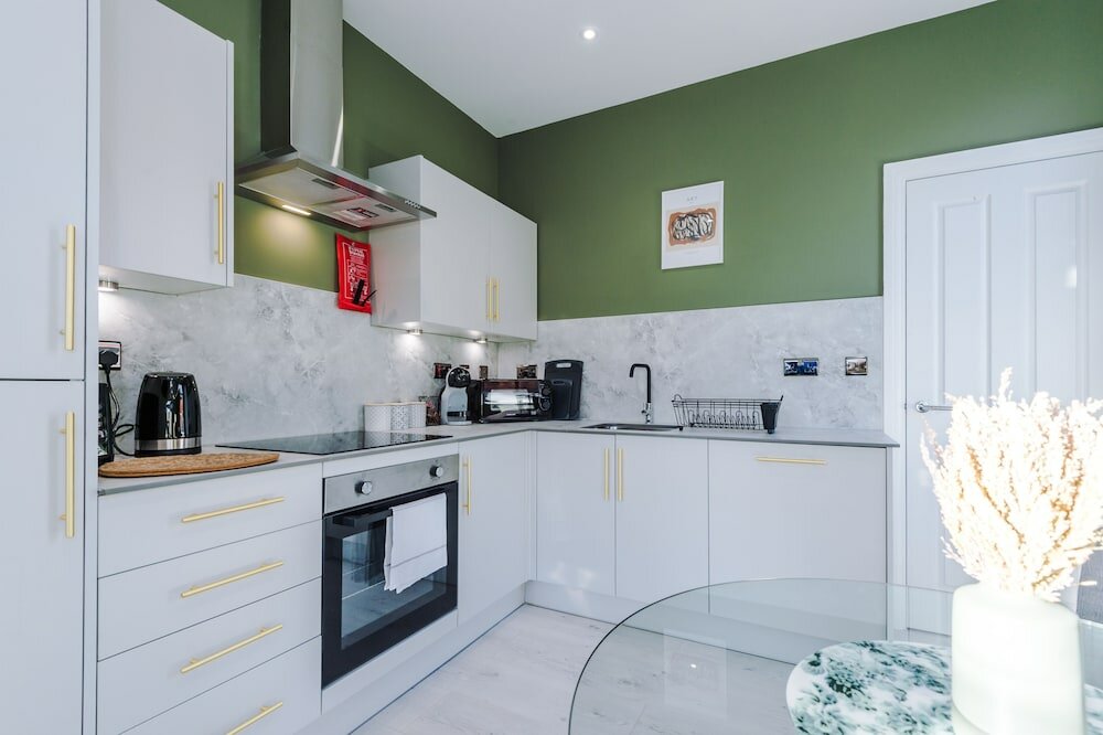 Фото Hilltop Serviced Apartments - Stockport