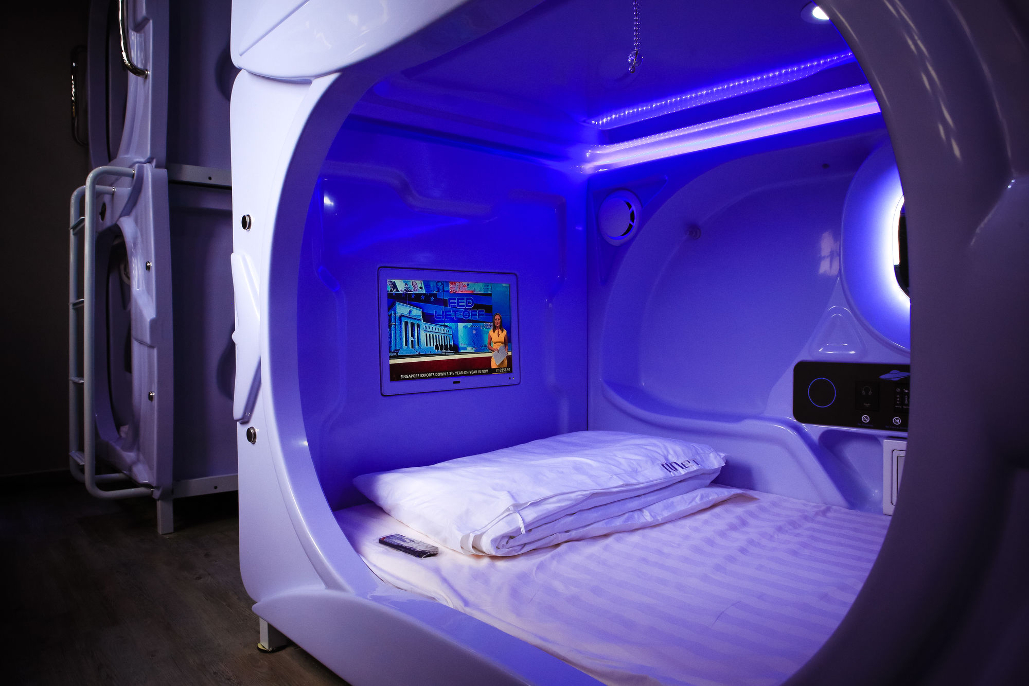 Фото Met A Space Pod at Boat Quay