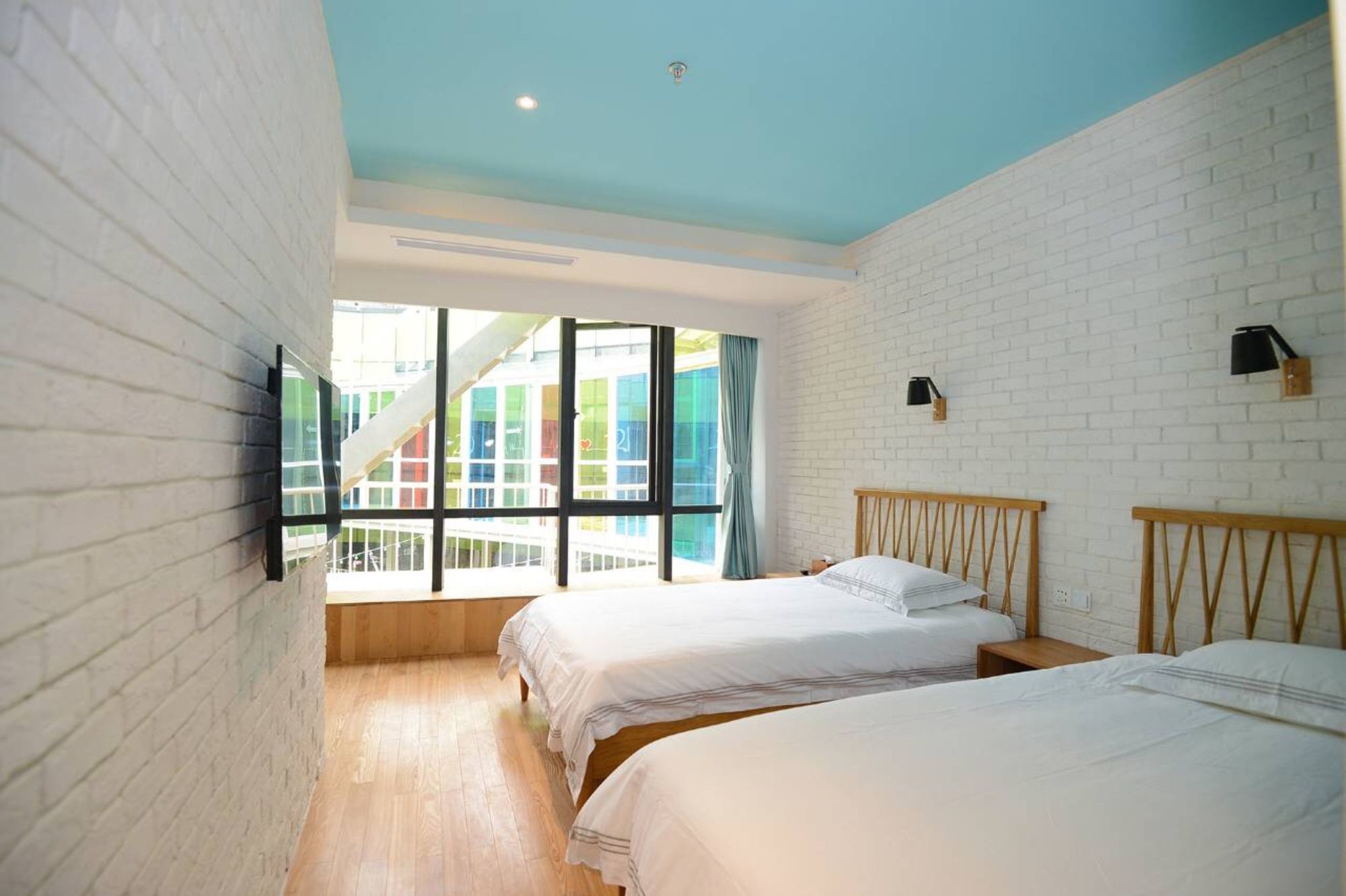 Фото J Trip Youth Hostel