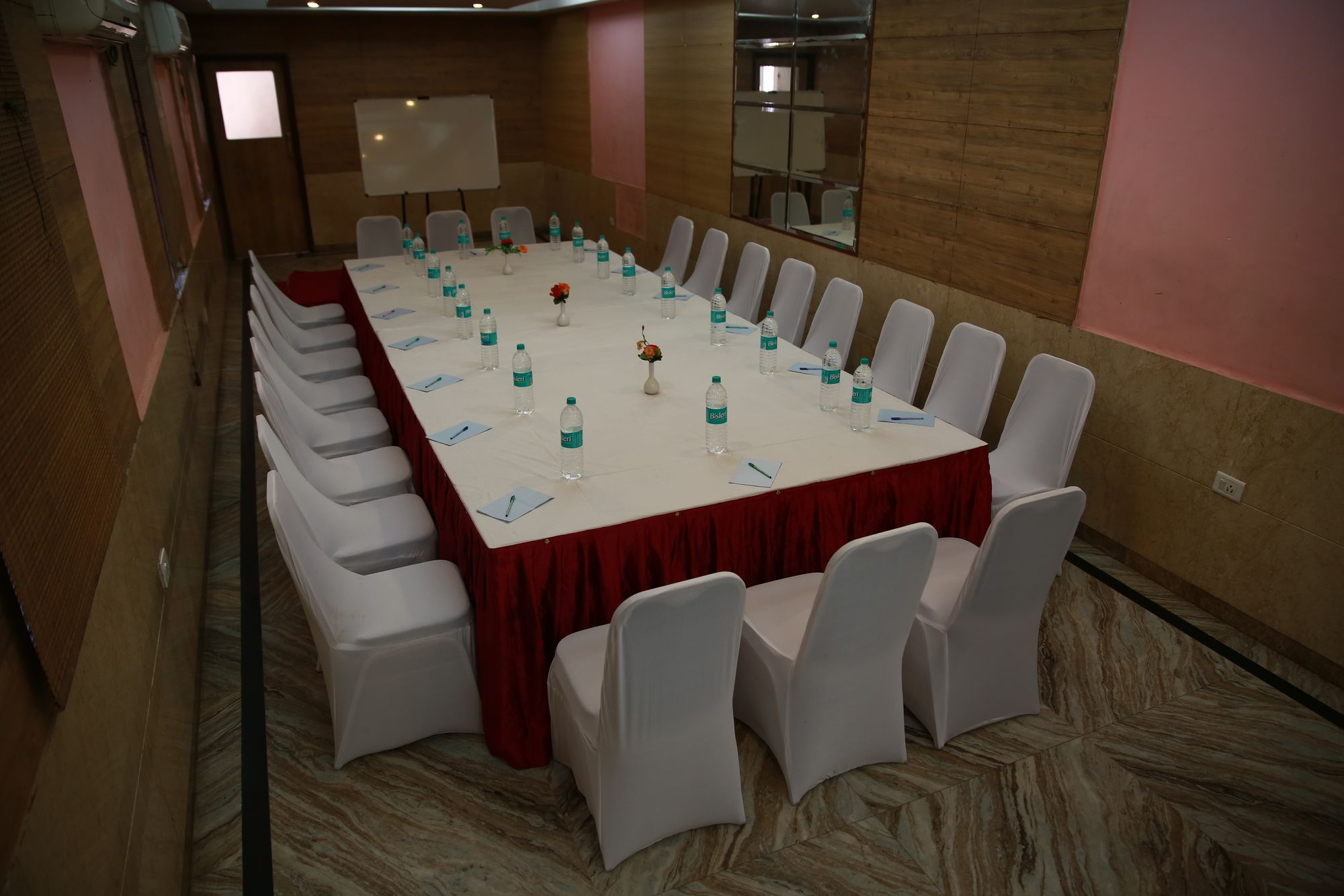 Фото Maple Tree Hotels