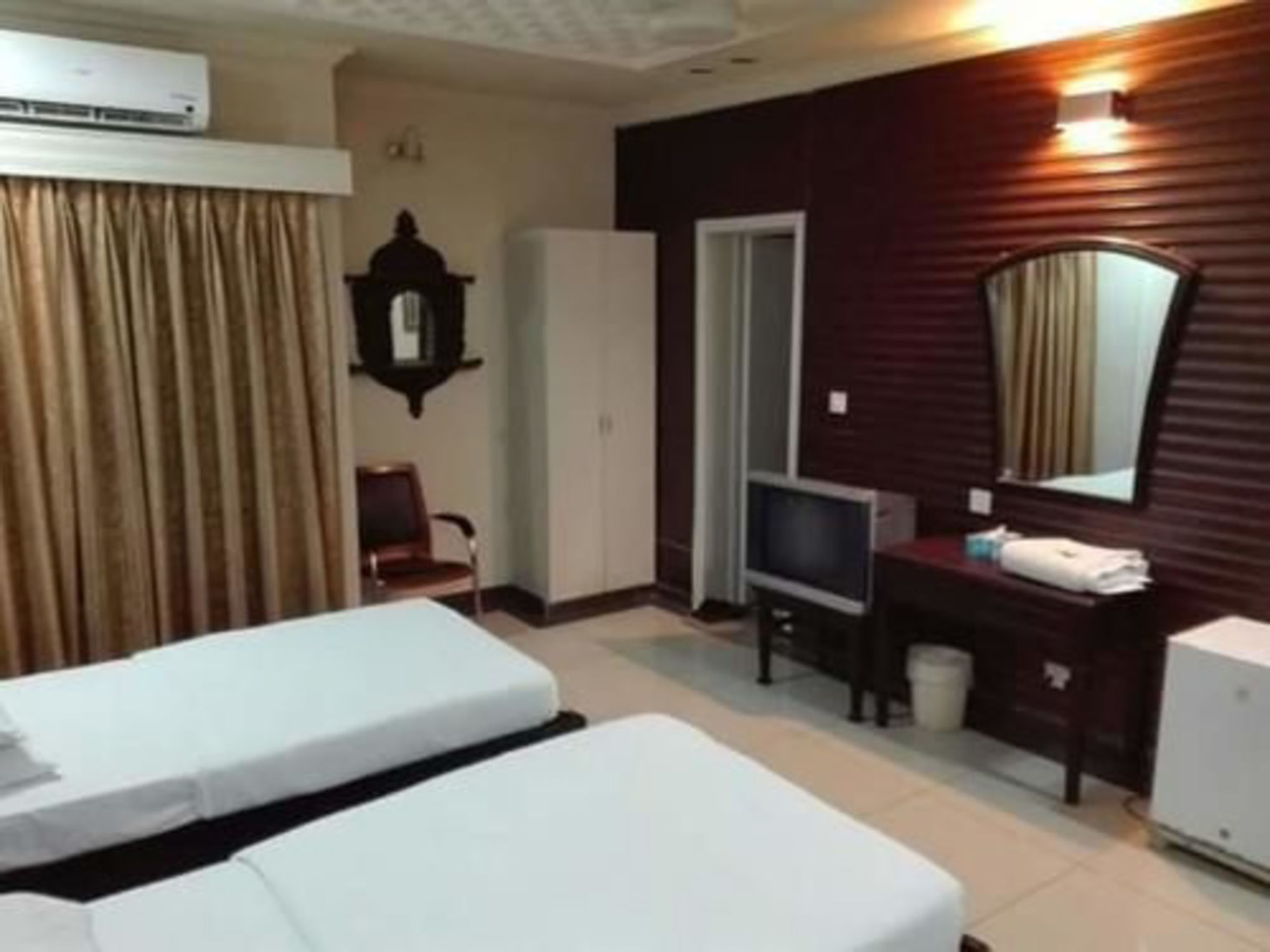 Фото Hotel Fortress Lahore