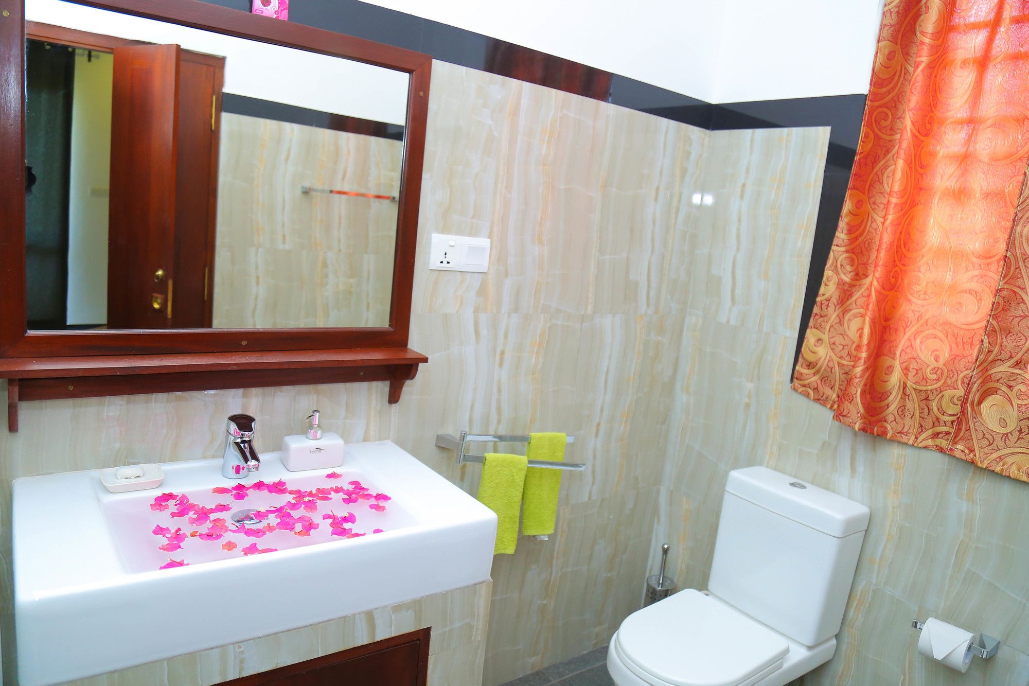 Фото Aurora Hotel & Restaurant