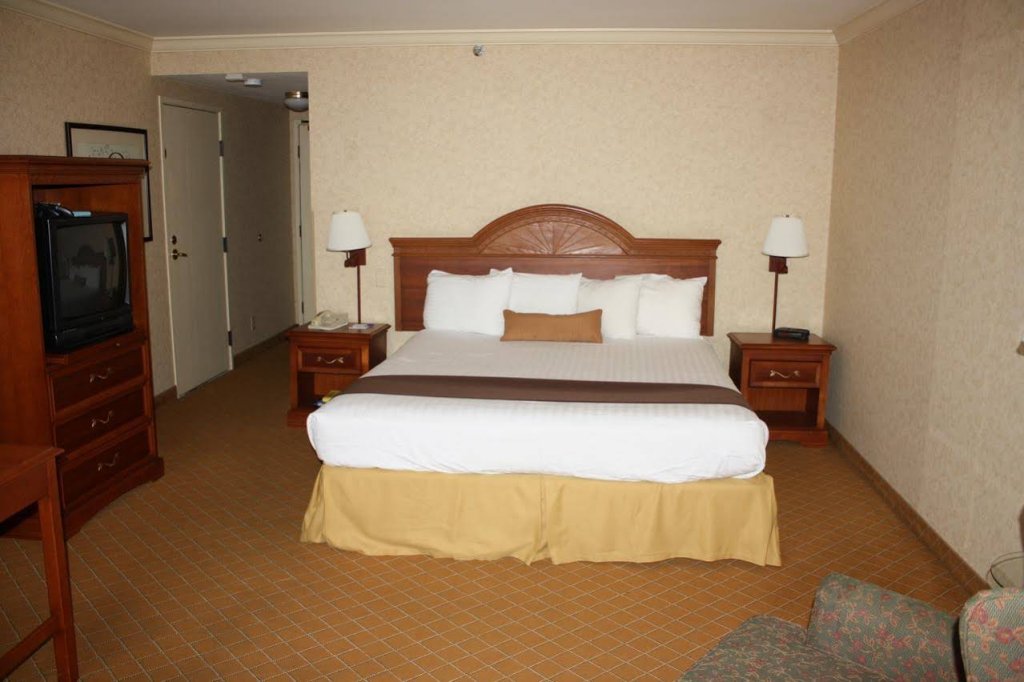 Фото Holiday Inn Express & Suites Camarillo, an Ihg Hotel